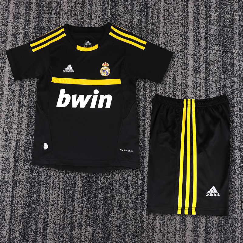 Real Madrid 2011 2012 Black GK Kid Kit (Jersey and Short) - Image 3